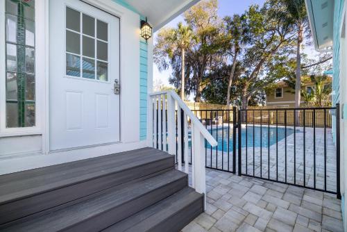 Ein Balkon oder eine Terrasse in der Unterkunft Coastal Escape with Private Pool