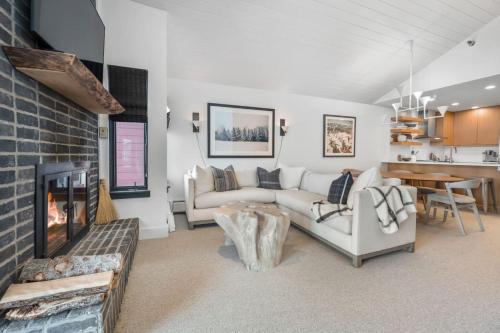 Una sala de estar con un sofá y una chimenea. en Exceptional Village Watch Condo, en Stratton