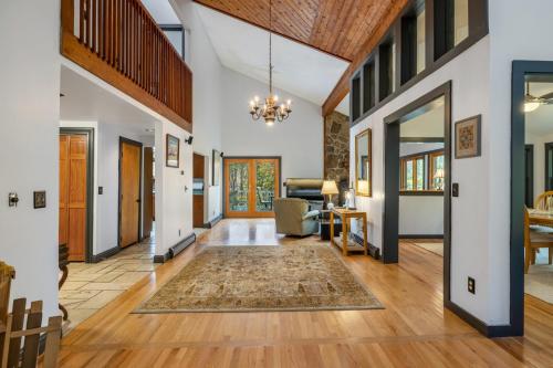 einen offenen Flur mit einem Wohnzimmer und einem Esszimmer in der Unterkunft Minutes to Sun Bowl and Stratton Base Lodge in Jamaica