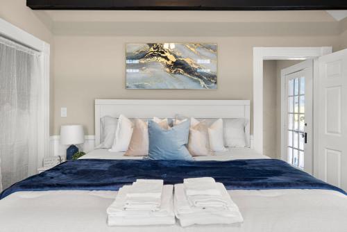 Ein Bett oder Betten in einem Zimmer der Unterkunft Coastal Escape with Private Pool