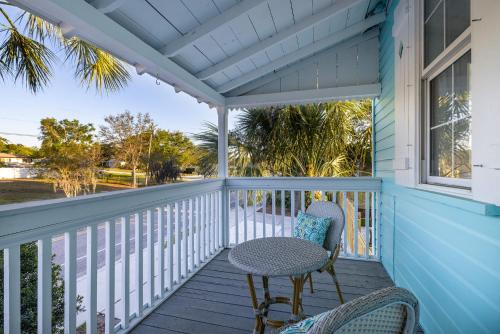 Ein Balkon oder eine Terrasse in der Unterkunft Coastal Escape with Private Pool
