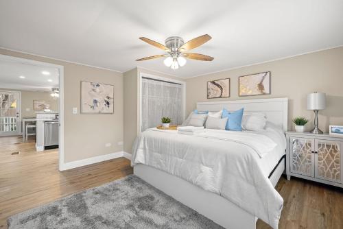 Ein Bett oder Betten in einem Zimmer der Unterkunft Coastal Escape with Private Pool