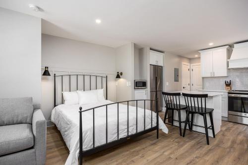 a white bedroom with a bed and a kitchen at The Nomad by AvantStay in Nashville