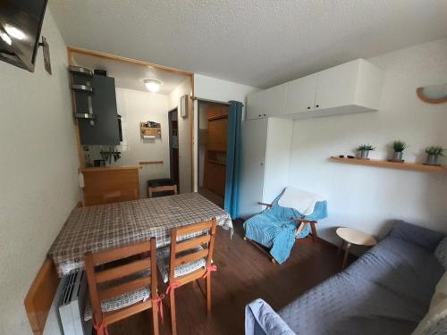 un petit salon avec une table et un canapé dans l'établissement Résidence Thabor C - Studio pour 3 Personnes MAE-4671, à Modane