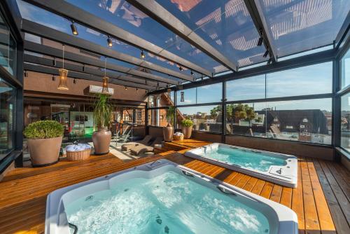 Bazén v ubytování Hotel Laghetto Stilo Centro nebo v jeho okolí