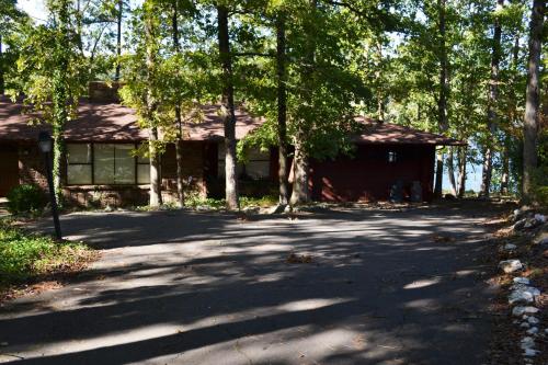 una casa en medio de una carretera con árboles en 15 Sierra Lane, en Hot Springs Village