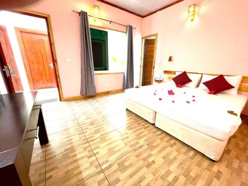 Кровать или кровати в номере MAMELLO Beach Club Maldives