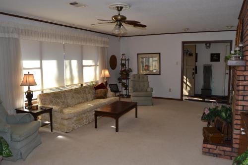 una sala de estar con un sofá y una mesa en 15 Sierra Lane, en Hot Springs Village