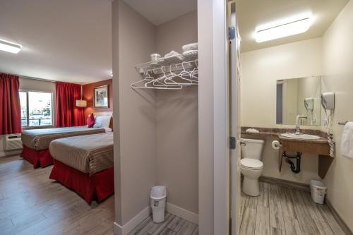 Koupelna v ubytování Sahara Courtyard Inn Penticton