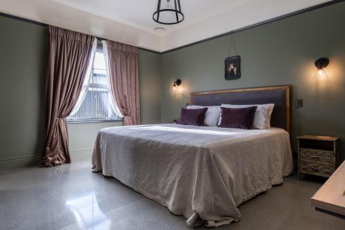 une chambre avec un grand lit et une fenêtre dans l'établissement Black Stilt Cottage, luxury stay in Twizel, à Twizel