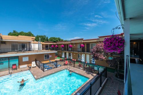 an overhead view of a pool at a hotel at Sahara Courtyard Inn Penticton in Penticton