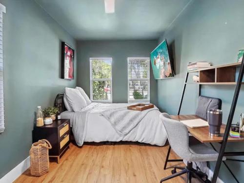 ein Schlafzimmer mit einem Bett und einem Schreibtisch und einem Schreibtisch in der Unterkunft Coastal Hideaway in Lake Worth