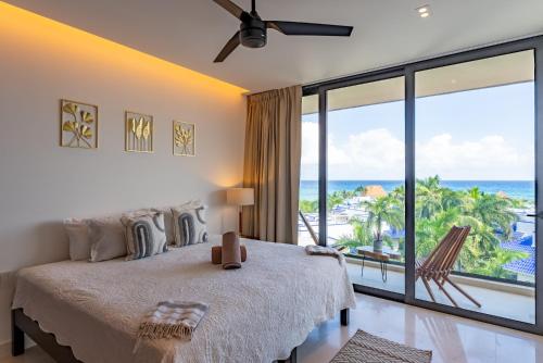 una camera da letto con un letto e vista sull'oceano di MARILA Ocean View Parking GYM a Playa del Carmen