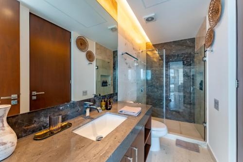 un bagno con lavandino e doccia di MARILA Ocean View Parking GYM a Playa del Carmen