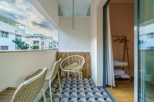 un balcon avec deux chaises et une table dans l'établissement Nabi Yona Apartments, à Tel Aviv