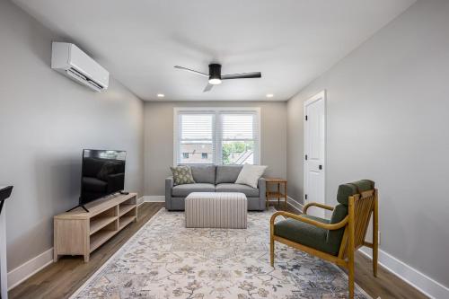 a living room with a couch and a tv at The Nomad by AvantStay in Nashville