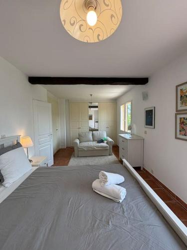 Cette grande chambre comprend un grand lit et un canapé. dans l'établissement La Vie en Rose, à Léran