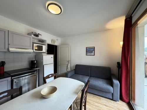 une cuisine et un salon avec une table et un canapé dans l'établissement Les Chalets De Bois MÉan - A - Appartement calme aux Orres 1800 MAE-9931, aux Orres