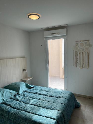 une chambre avec un lit et une porte coulissante en verre dans l'établissement Fabuleux appartement avec piscine, à Roquebrune-sur Argens