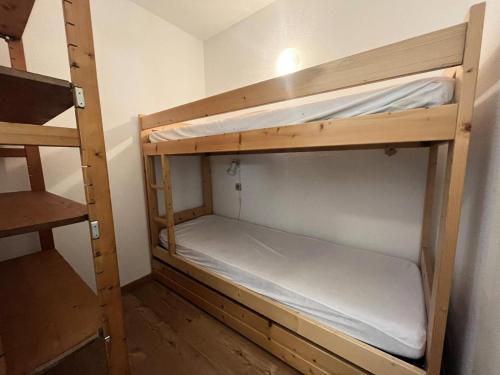une petite pièce avec deux lits superposés dans l'établissement Résidence Les Drus - Résidence LES DRUS N°202 MAE-4691, à La Plagne Tarentaise
