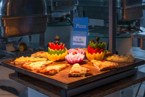a table topped with pizzas on top at Villa Bejar Cuernavaca in Cuernavaca
