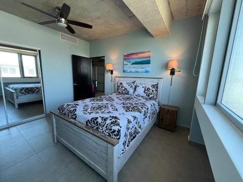 Postel nebo postele na pokoji v ubytování Spacious Loft-sea View By Stay Here Pr