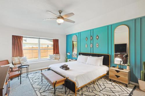 een slaapkamer met een bed met een teddybeer erop bij 4BD 2BA Saginaw Sanctuary - Pool Firepit Laundry in Saginaw