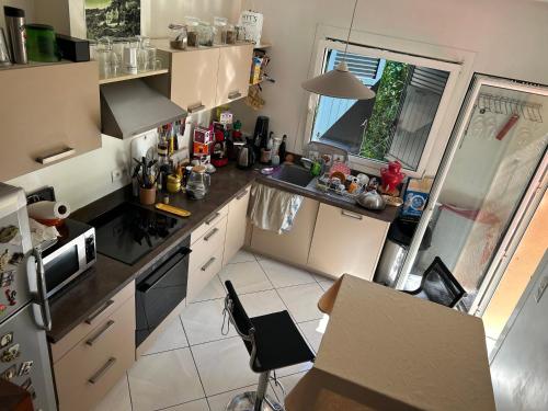 - une petite cuisine avec des placards blancs et un comptoir dans l'établissement Maison Les Louves, à Saint-Raphaël