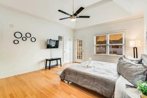 Heated Pool ATL 5BR Modern Sanctuaryにあるベッド