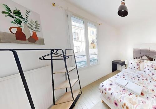 1 dormitorio con cama y escalera junto a una ventana en Cozy APT in Le Perreux with Parisian Charm & Disneyland Fun, en Le Perreux-Sur-Marne