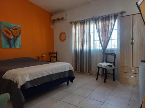 a bedroom with a bed and a window and a table at Departamento Zona Sur in Salta