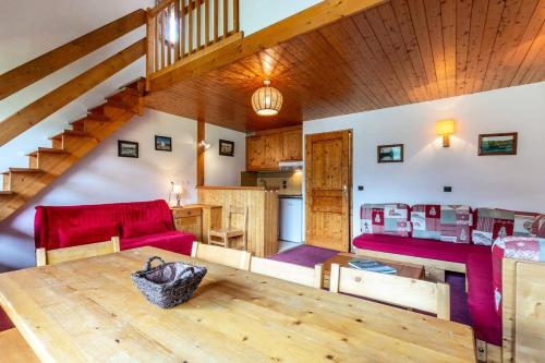 un salon avec une table de salle à manger et une cuisine dans l'établissement Résidence Plattieres - PLATTIERES 38 MAE-4111, à Les Allues