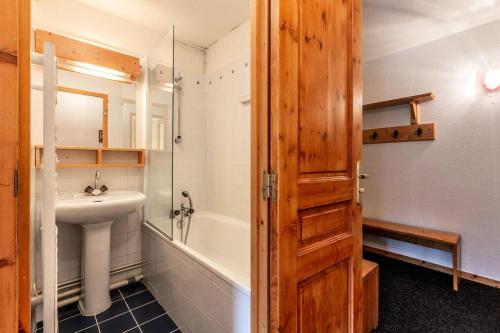 une salle de bain avec un lavabo, une baignoire et des toilettes dans l'établissement Résidence Plattieres - PLATTIERES 38 MAE-4111, à Les Allues