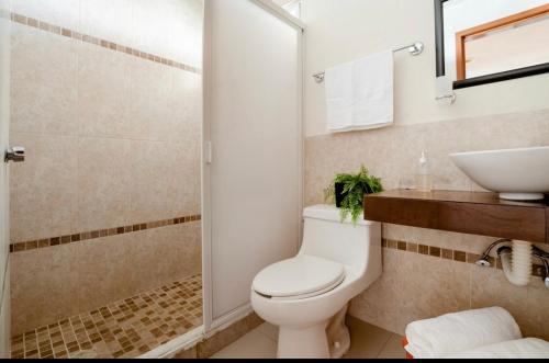 een badkamer met toilet en wastafel bij Departamento en centro Cancún in Cancun
