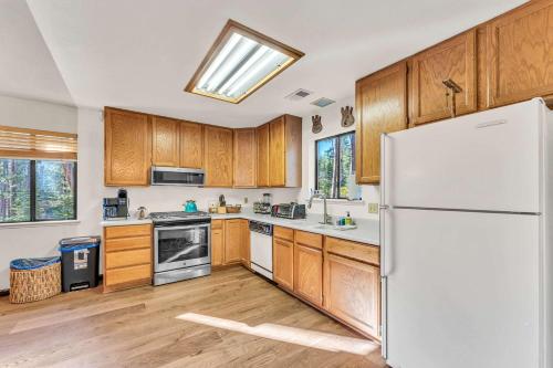 Dapur atau dapur kecil di Soda Springs Cabin Less Than 1 Mile to the Slopes