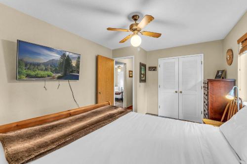 Katil atau katil-katil dalam bilik di Soda Springs Cabin Less Than 1 Mile to the Slopes