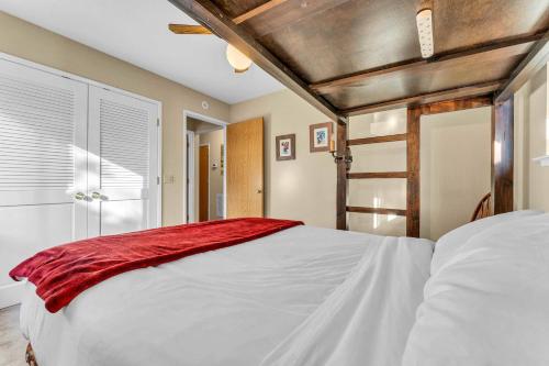 Katil atau katil-katil dalam bilik di Soda Springs Cabin Less Than 1 Mile to the Slopes