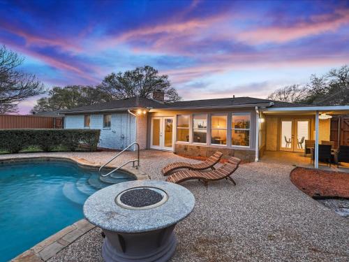 a house with a swimming pool and a table in front of it at Ridgefield Estate 5BED Backyard Games in Plano