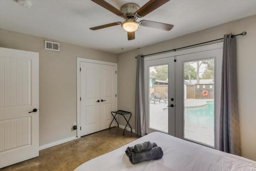 Your Modern and Bright Home w Private Poolにあるベッド