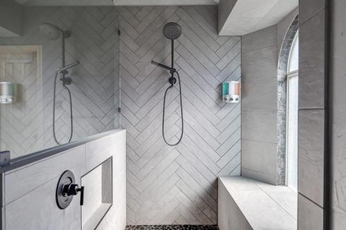 y baño con ducha y lavamanos. en Dream Vacay in Central Plano - Pool & Grill, en Plano