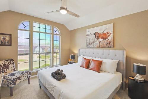une chambre avec un grand lit et une fenêtre dans l'établissement 5BD Vacation Retreat - Pool Patio Cinema, à Lake Dallas