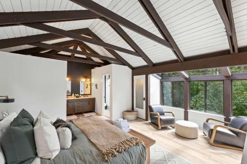 Χώρος καθιστικού στο Modern Forest Retreat: Dog Friendly Scenic Views