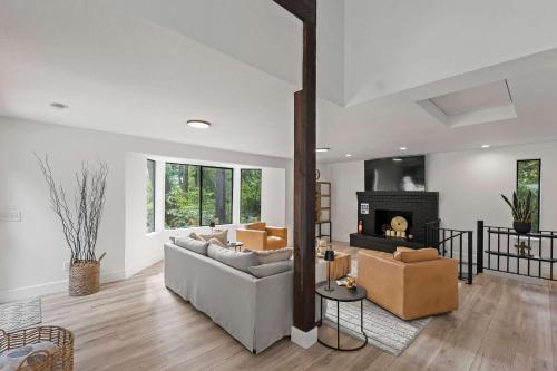 Χώρος καθιστικού στο Modern Forest Retreat: Dog Friendly Scenic Views