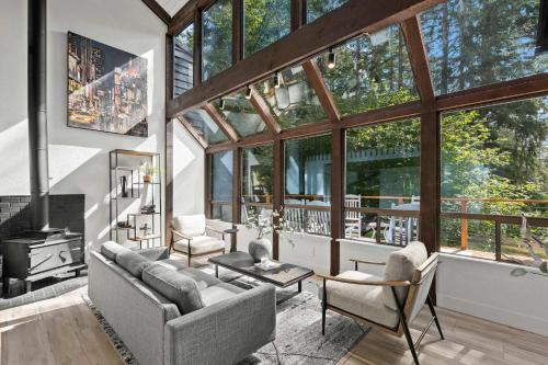 Χώρος καθιστικού στο Modern Forest Retreat: Dog Friendly Scenic Views