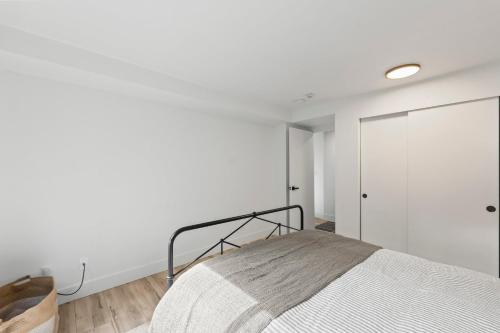 Ένα ή περισσότερα κρεβάτια σε δωμάτιο στο Modern Forest Retreat: Dog Friendly Scenic Views
