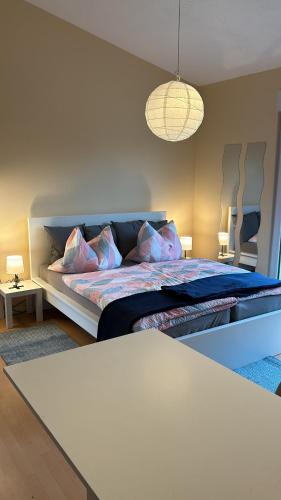 Un pat sau paturi într-o cameră la Business Apartment/Ferienwohnung (z. CGN/FFM)