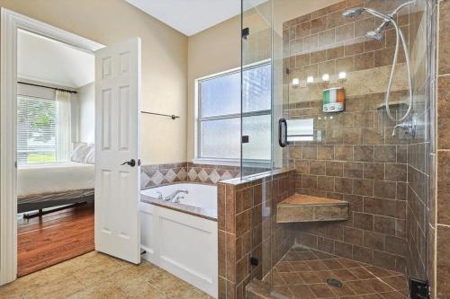 O baie la The Best of Lakeside Living - Luxury at its Finest