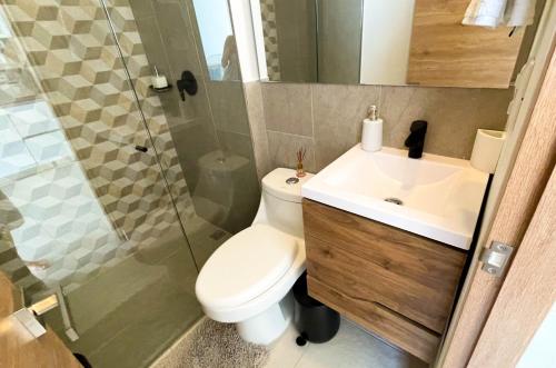 a bathroom with a toilet and a sink and a shower at Apartamento frente al mar en Santa Marta in Santa Marta