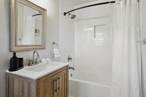 Ванная комната в 3-BD 2-BA Tranquil Rural Retreat - Perfect for 6