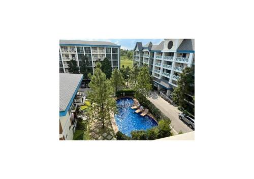 Bazén v ubytování CozyLuxe Staycation at Pine Suites Tagaytay by Crown Asia nebo v jeho okolí